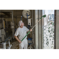 Brosserie passage d'eau | Vikan Balai à passage d'eau angle réglable souple/fleuré 240 mm 5 couleurs 7067 | VIK-70673_1